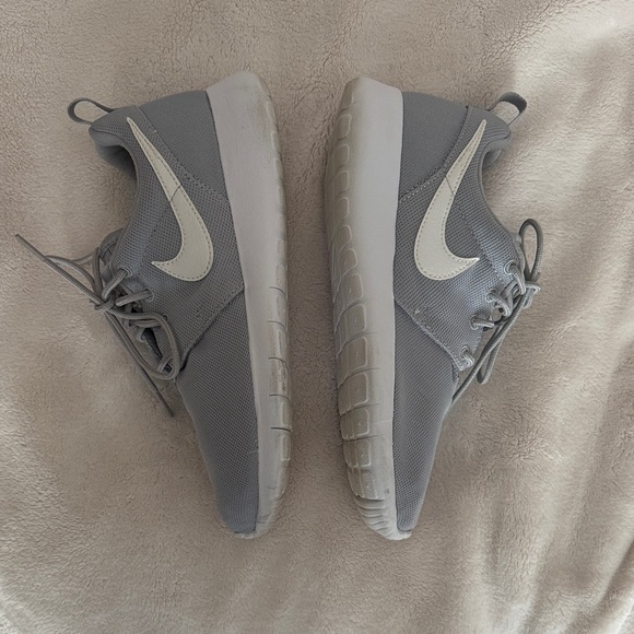 Nike Light Gray Sneakers with White Logo - Picture 6 of 10